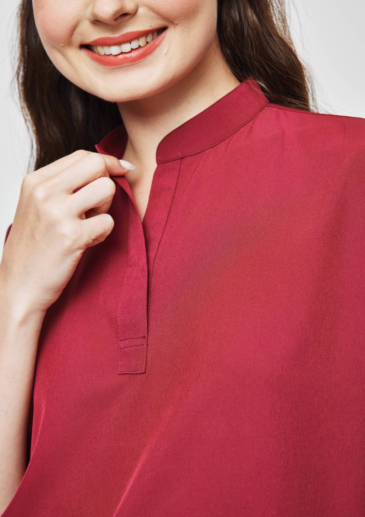 Mandarin MoveTech® Scrub Top - Women / Garnet