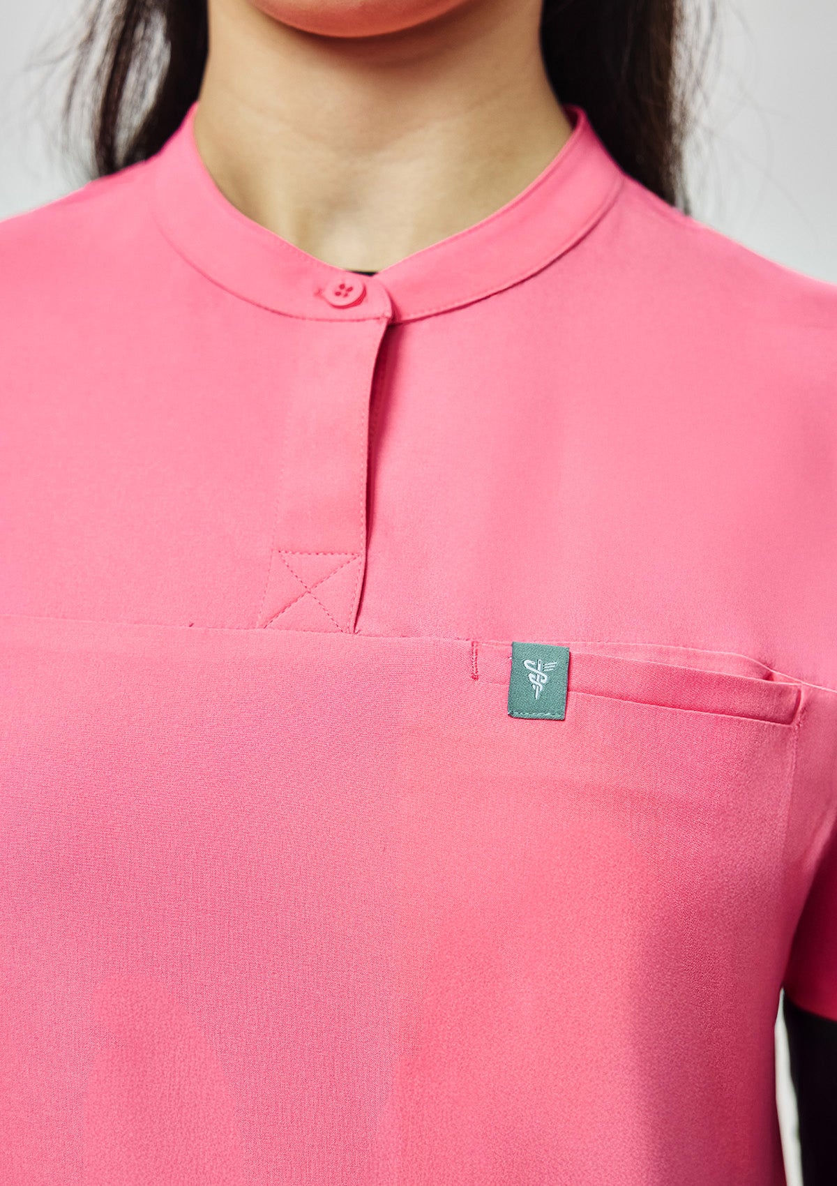 Band Collar MoveTech® Scrub Top Core+ - Women / Hyper Pink