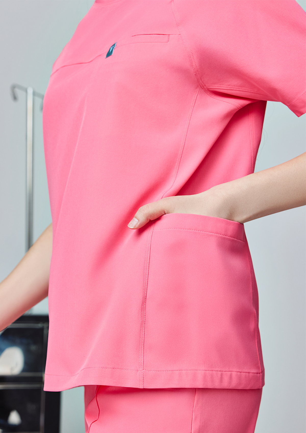 Round Neck MoveTech® Scrub Top Core+ - Women / Hyper Pink