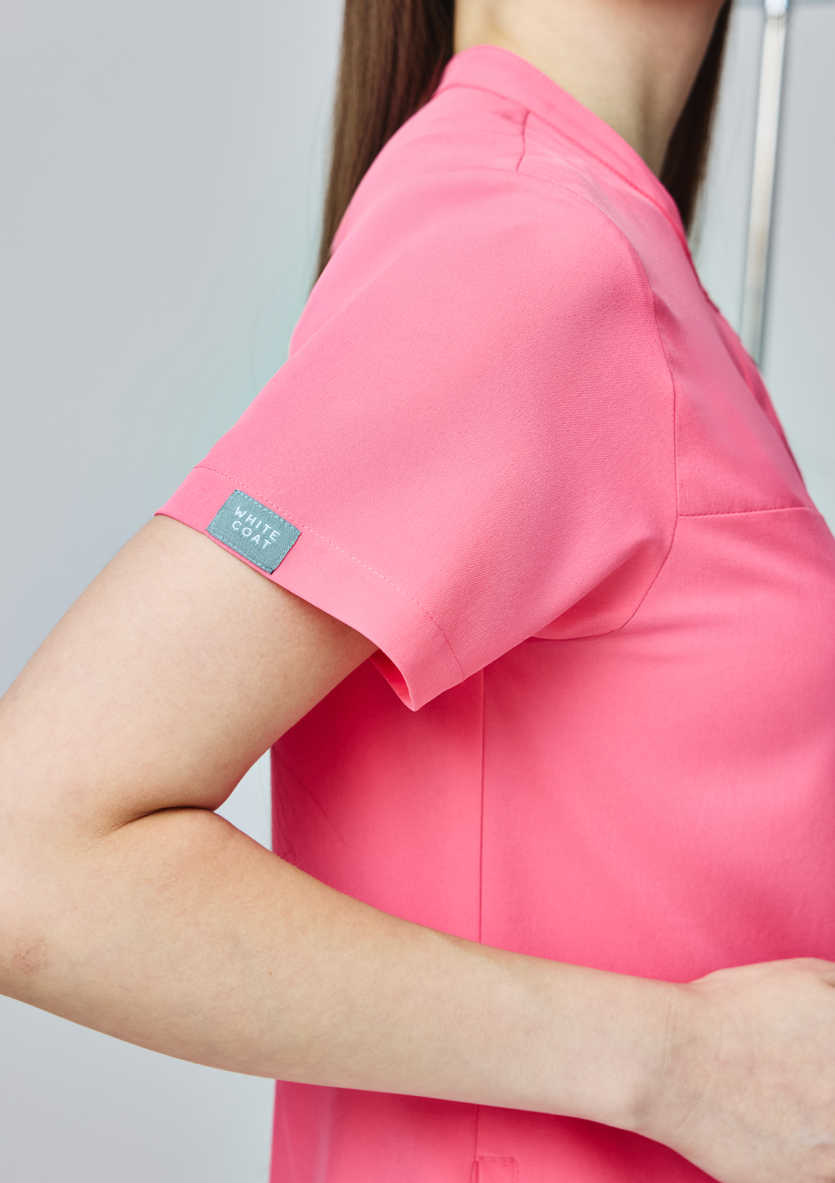Band Collar MoveTech® Scrub Top Core+ - Women / Hyper Pink