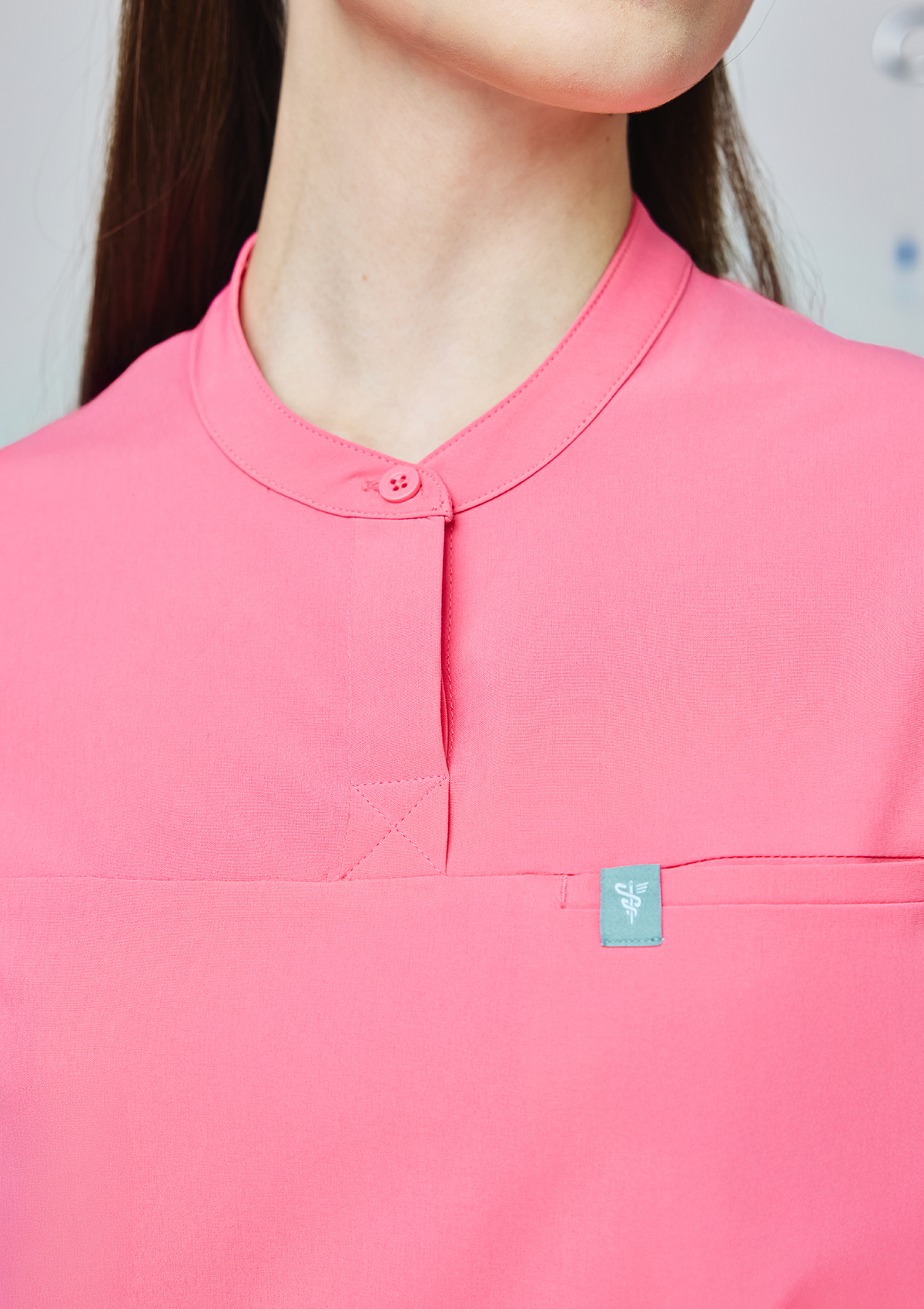 Band Collar MoveTech® Scrub Top Core+ - Women / Hyper Pink