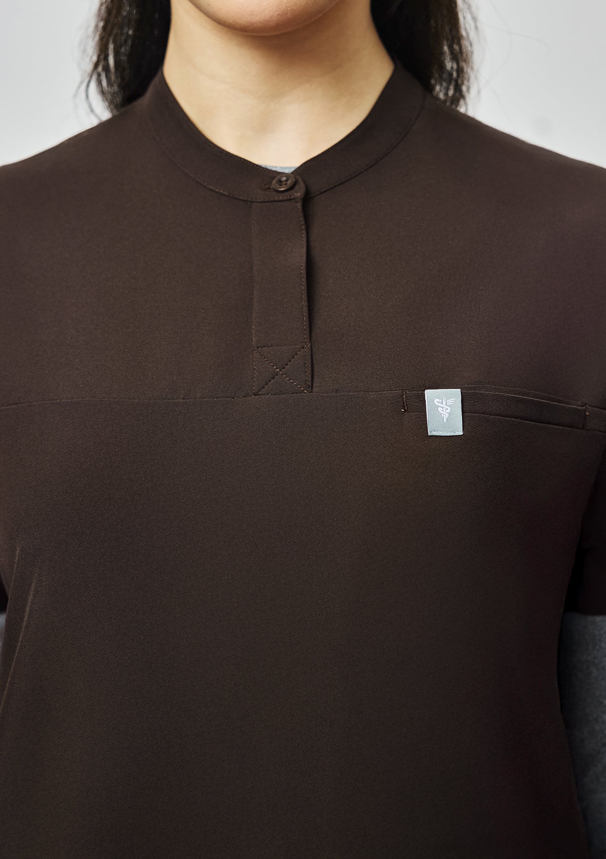 Band Collar MoveTech® Scrub Top Core+ - Women / Espresso