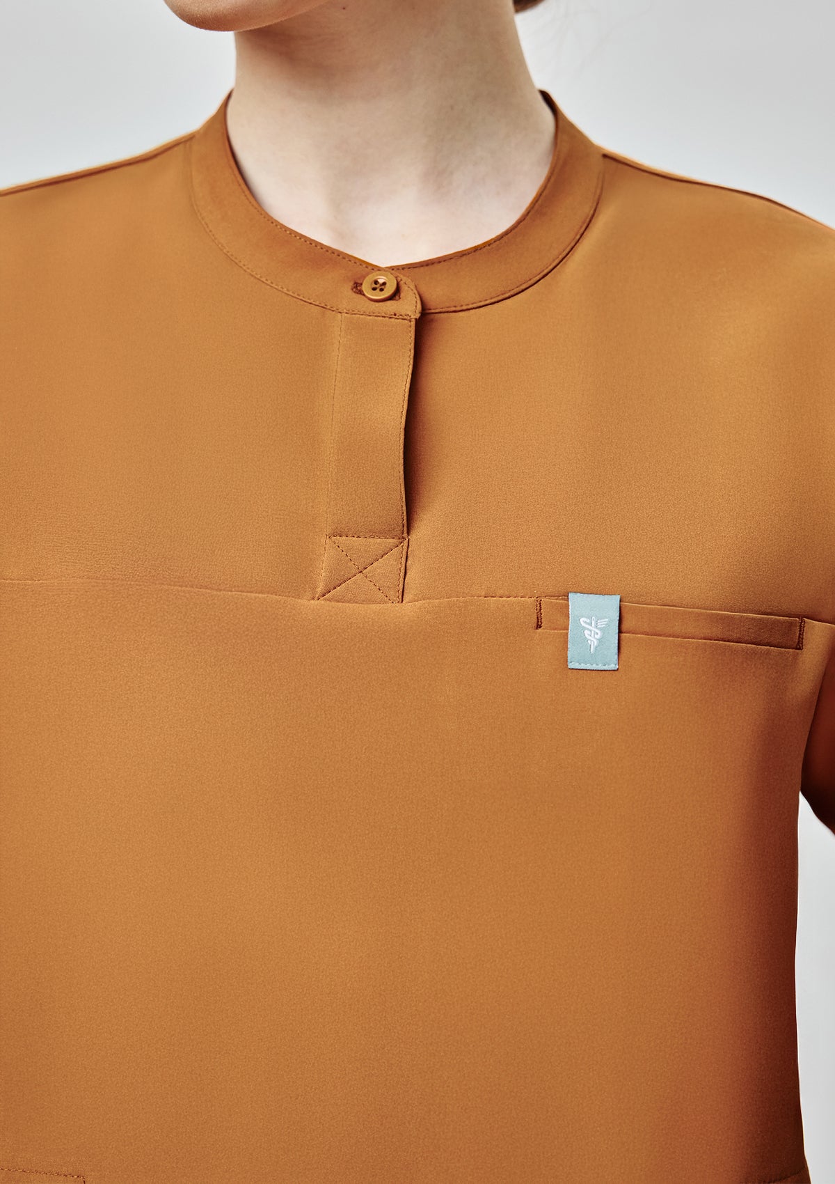 Band Collar MoveTech® Scrub Top Core+ - Women / Caramel