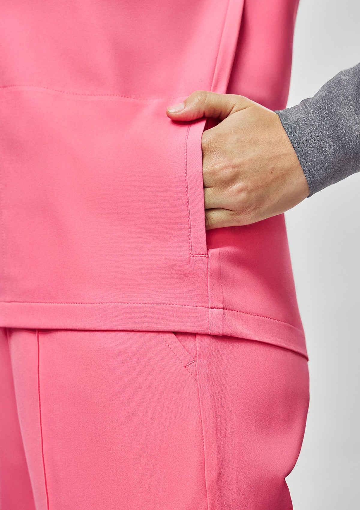 Band Collar MoveTech® Scrub Top Core+ - Women / Hyper Pink