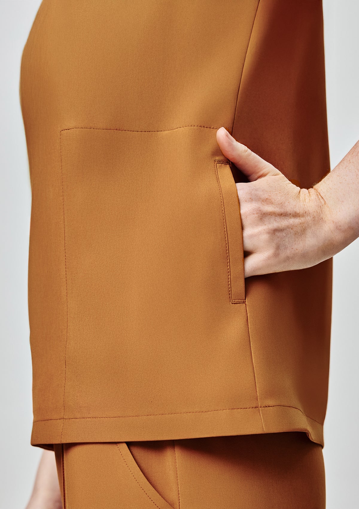 Band Collar MoveTech® Scrub Top Core+ - Women / Caramel