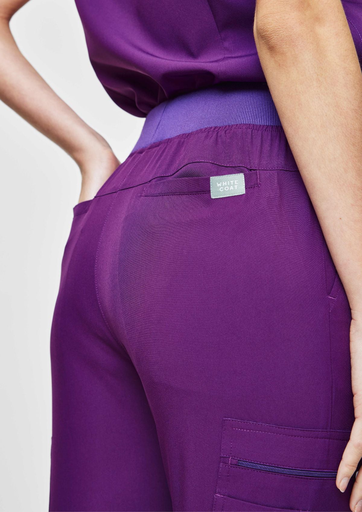 Jogger MoveTech® Scrub Pants - Women / Plum