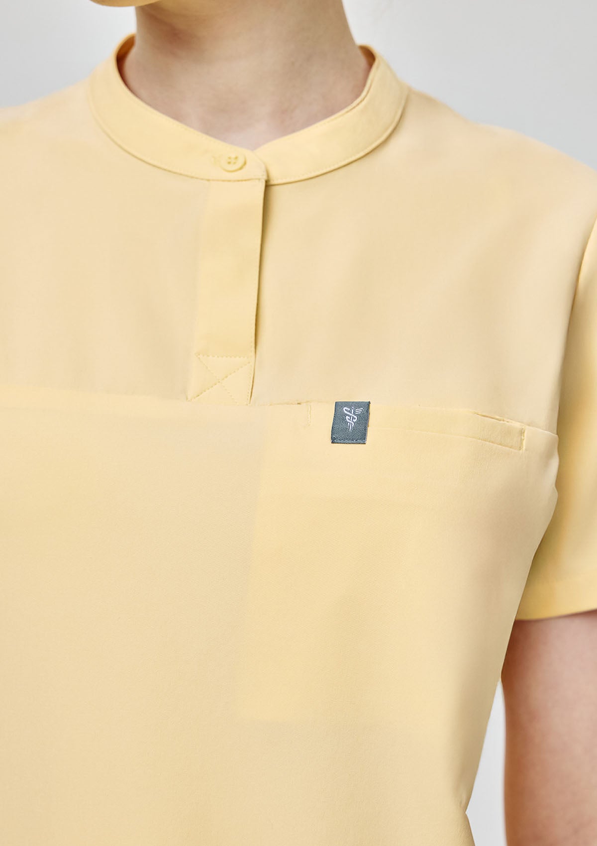 Band Collar MoveTech® Scrub Top Core+ - Women / Buttercream